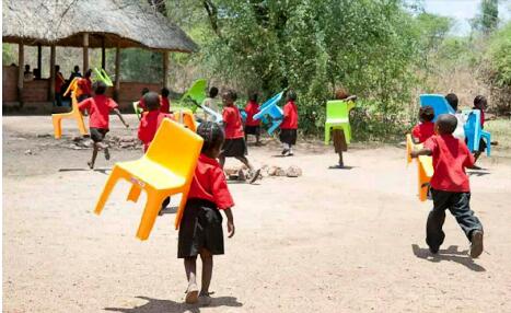 GNP: Sekyere Basic School Pupils Carry Tables And Chairs To School - A/R