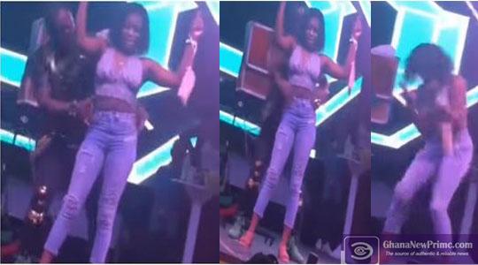 Take a look at how this guy got people talking after removing a lady's underw3ar on stage.